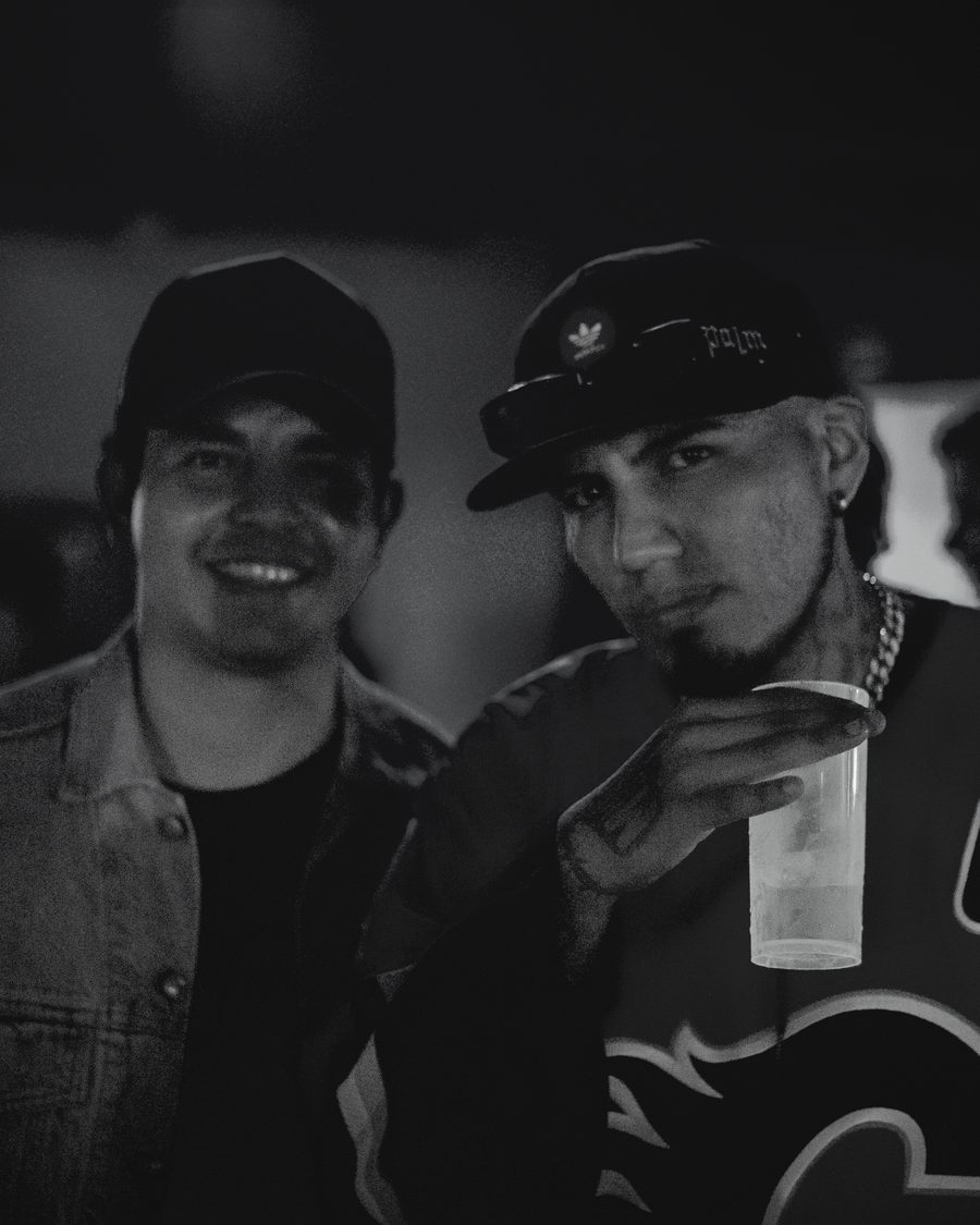 Dos integrantes del sello en una noche de tocada