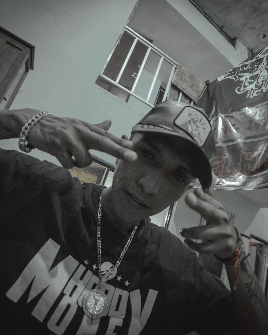 Retrato con playera de Hood Money Music