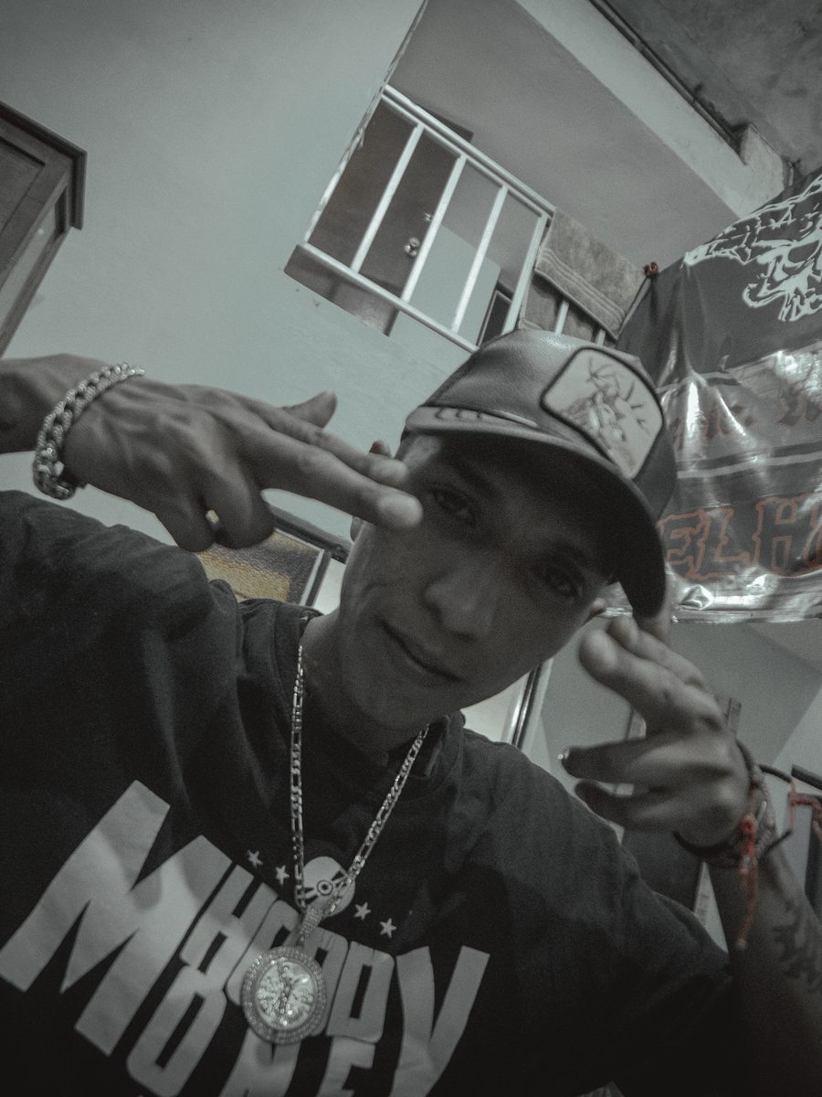 Retrato con playera de Hood Money Music