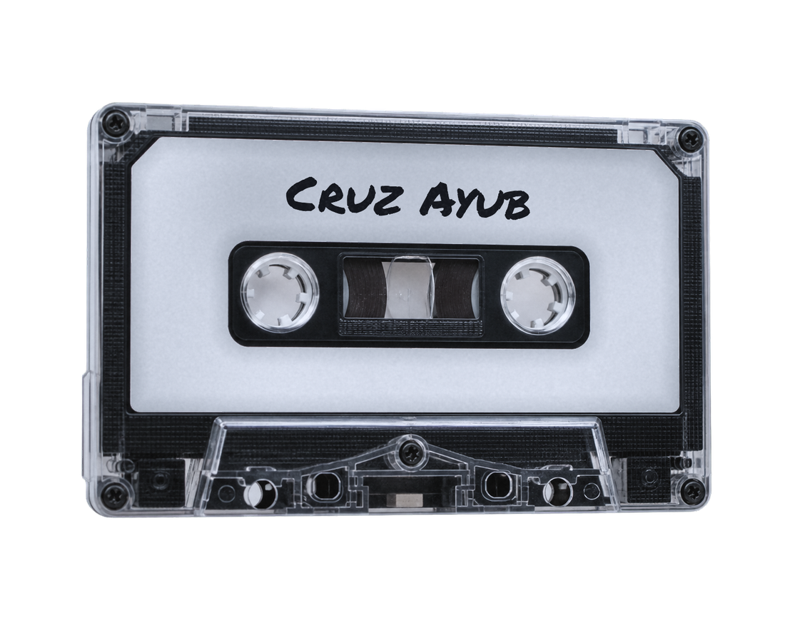 Casete con «Cruz Ayub» escrito a mano en la etiqueta